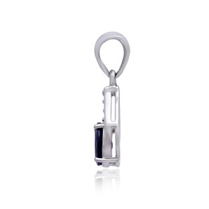 Handgjort hänge i sterlingsilver med blå safir – zirkondetaljer bild 3