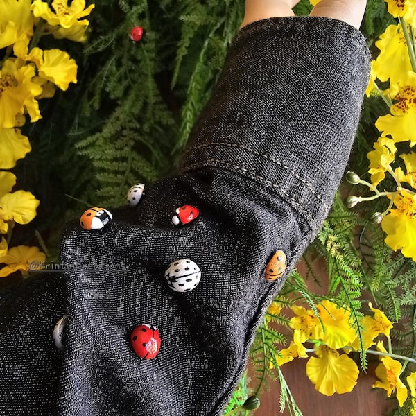 Broche de mariquita realista: Arte en arcilla hecho a mano, fantasía primaveral, regalo para el Día de la Madre