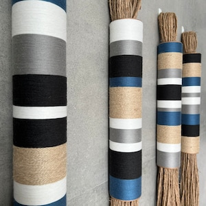 Juego de 4 colgantes de pared envueltos // Decoración de pared cilíndrica // Hilo moderno // Decoración de macramé con tubos // Decoración de pared bohemia //