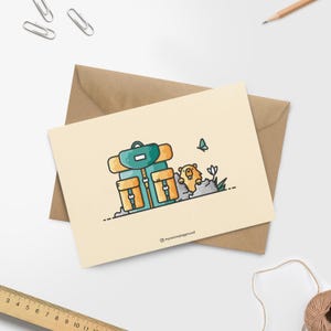 Könnte beinhalten: Ein grüner und gelber Rucksack mit Reißverschluss und einem kleinen braunen Tier mit einem Schmetterling darüber. Das Bild enthält den Text "myvectorplayground" unten.