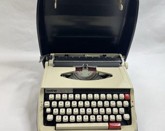 Brother Deluxe 1350, Vintage Typewriter, Made Between 1970