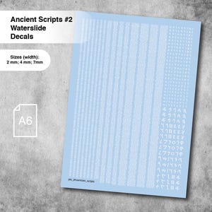 Peut inclure: Une feuille de décalcomanies à l'eau bleu clair avec des motifs d'anciens scripts blancs. La feuille comprend le texte "Ancient Scripts #2 Waterslide Decals" et des mesures de taille de 2 mm, 4 mm et 7 mm de largeur.