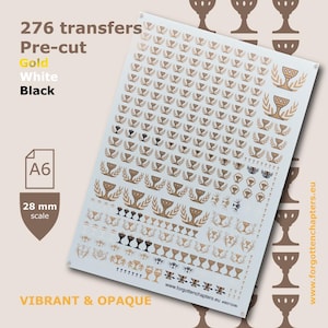 Puede incluir: Una hoja de 276 calcomanías precortadas en oro, blanco y negro, con diseños de cálices y coronas de laurel de varios tamaños. La hoja de tamaño A6 está marcada para una escala de 28 mm e incluye el texto 276 transfers, Pre-cut y VIBRANT & OPAQUE.