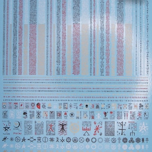 Puede incluir: Una hoja azul claro con columnas de texto y diversos símbolos. La hoja tiene texto en múltiples columnas con texto rojo, blanco y negro. La parte inferior de la hoja tiene varios símbolos y el sitio web www.forgottenchapters.eu.