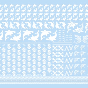 Op de afbeelding: Witte waterslide-decals met verschillende ontwerpen, waaronder haaien, pijlen en golven. De decals bevinden zich op een blauwe achtergrond.