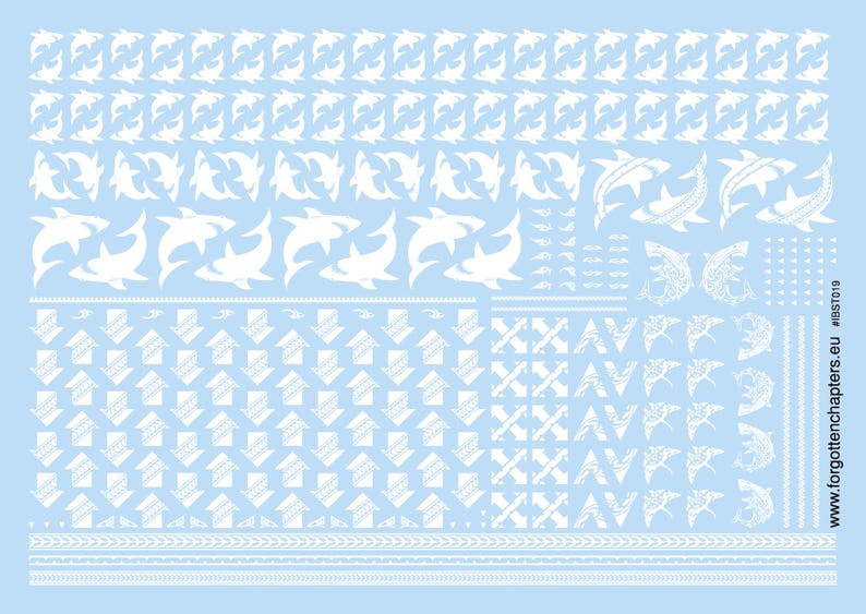 Op de afbeelding: Witte waterslide-decals met verschillende ontwerpen, waaronder haaien, pijlen en golven. De decals bevinden zich op een blauwe achtergrond.