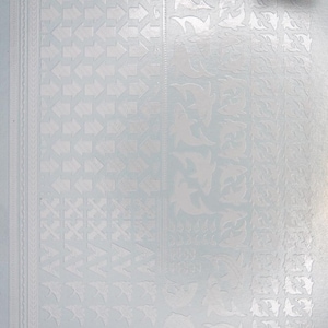 Op de afbeelding: Een vel wit plakpapier met verschillende ontwerpen, waaronder pijlen, geometrische vormen en bloemmotieven. Het papier is gelabeld met "Productfoto, geen rendering" en "www.forgottenchapters.eu #IBST019".