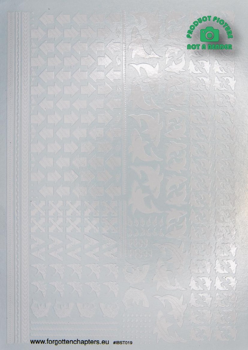 Op de afbeelding: Een vel wit plakpapier met verschillende ontwerpen, waaronder pijlen, geometrische vormen en bloemmotieven. Het papier is gelabeld met "Productfoto, geen rendering" en "www.forgottenchapters.eu #IBST019".