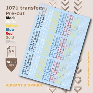 Op de afbeelding: Een vel met 1071 voorgesneden transfers in A6-formaat, met kleine chevron- en geometrische patronen in zwart, wit, geel, blauw, rood, goud en zilver. Het vel is gemarkeerd voor een schaal van 28 mm en bevat de tekst 1071 transfers, Pre-cut en VIBRANT & OPAQUE.
