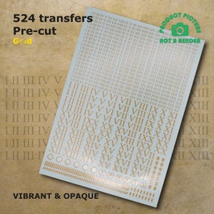 Puede incluir: Una hoja de 524 transferencias de números romanos precortados en oro. La hoja incluye los números del I al XX, y una fila de círculos y cuadrados.