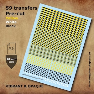 Op de afbeelding: Een vel voorgesneden transfers met gele, witte en zwarte geometrische patronen. Het vel bevat de tekst "59 transfers", "Pre-cut" en "VIBRANT & OPAQUE". De schaal is 2,8 cm. Het formaat is A6.