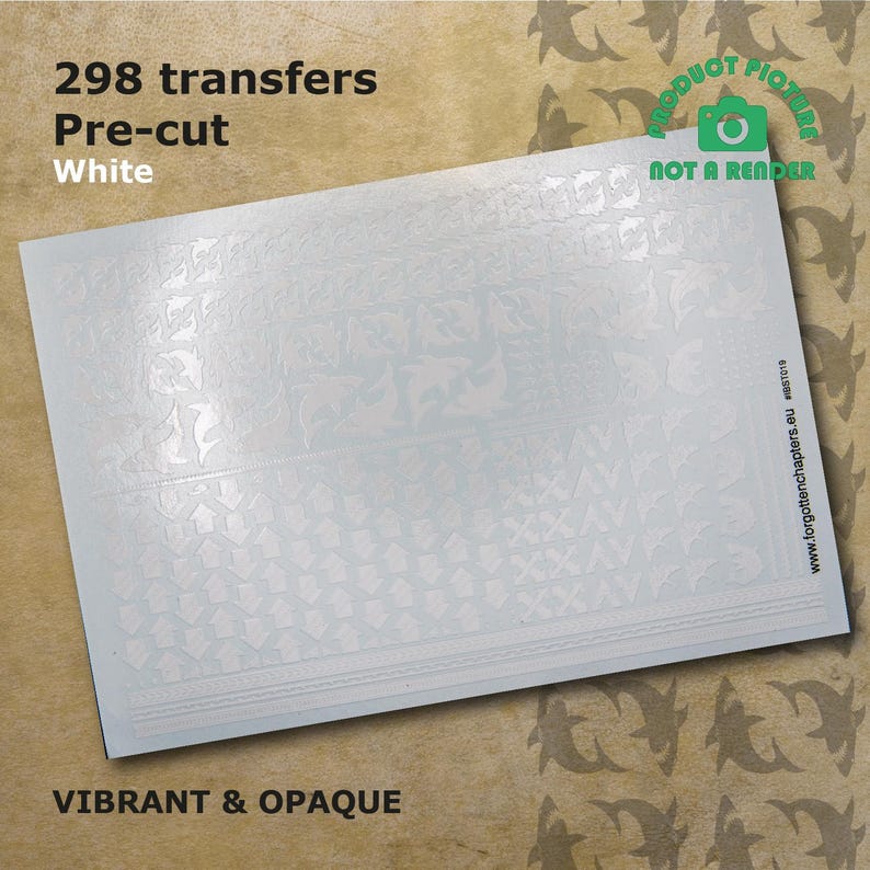 Op de afbeelding: Een vel met 298 witte, voorgeknipte transfers. De transfers zijn ondoorzichtig en levendig. Het vel is gelabeld met "298 transfers Voorgeknipt Wit" en "LEVENDIG & ONDOORZICHTIG".