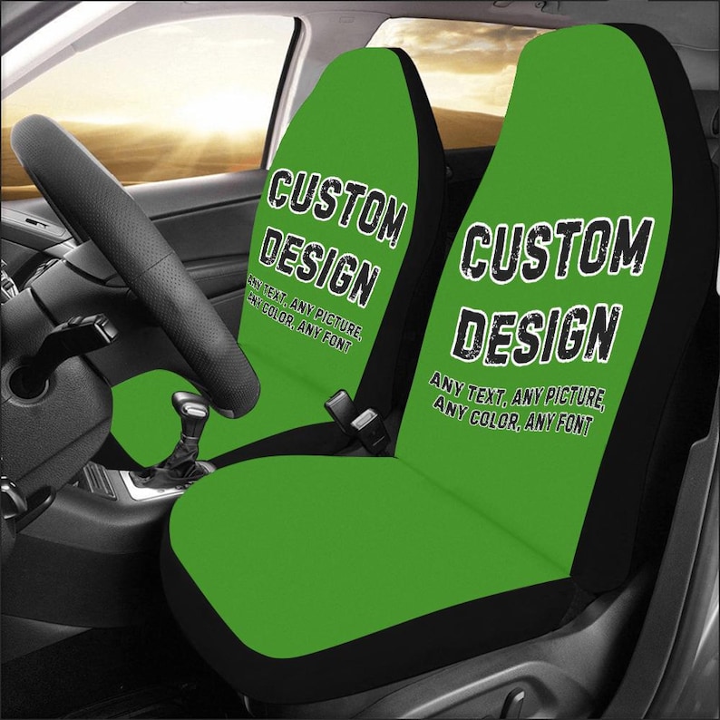 Puede incluir: Dos fundas para asientos de coche de color verde con ribetes negros. Las fundas tienen el texto "CUSTOM DESIGN" impreso en ellas. El texto est&aacute; en blanco, con una fuente desgastada. El texto tambi&eacute;n dice "ANY TEXT, ANY PICTURE, ANY COLOR, ANY FONT".
