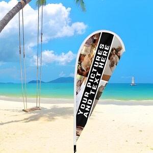 Può includere: Bandiera promozionale a forma di goccia con un design in bianco e nero. La bandiera presenta il testo "YOUR PICTURES AND TEXT HERE" in bianco. La bandiera è su una spiaggia sabbiosa con un'altalena e l'oceano sullo sfondo.