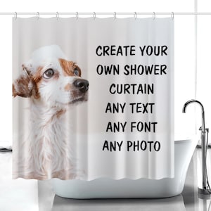Op de afbeelding: Witte douchegordijn met een afbeelding van een hond en de tekst "CREATE YOUR OWN SHOWER CURTAIN ANY TEXT ANY FONT ANY PHOTO". De hond heeft bruin en wit haar. Een bad en kraan zijn op de achtergrond.