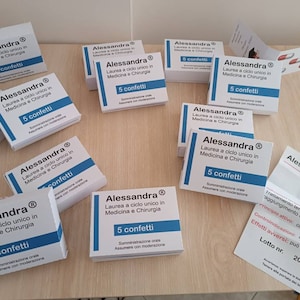 12 scatoline portaconfetti per laurea in medicina.