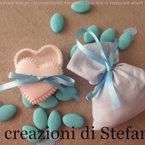 12 sacchettini in rigatino di cotone per nascita e battesimo con scatolina in polvere di ceramica a forma di cuore
