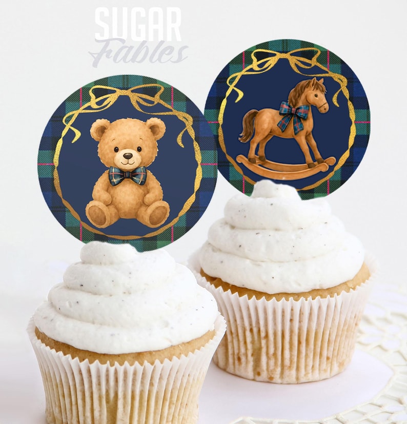 Puede incluir: Dos cupcakes cubiertos con glaseado blanco, cada uno adornado con un adorno circular. Uno presenta un oso de peluche con pajarita a cuadros, el otro un caballito balanc&iacute;n. Ambos sobre un fondo azul marino con marco dorado y detalles a cuadros. El texto "Sugar Fables" est&aacute; en la parte superior.