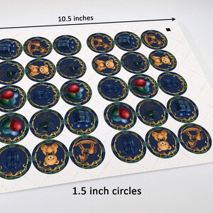 Puede incluir: Hoja de pegatinas de 3,8 cm de di&aacute;metro. Cada pegatina presenta un fondo azul marino con ribete dorado e ilustraciones de osos de peluche, paraca&iacute;das y estampados de cuadros escoceses. La hoja mide 26,7 x 20,3 cm.