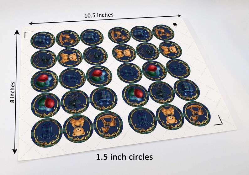 Puede incluir: Hoja de pegatinas de 3,8 cm de di&aacute;metro. Cada pegatina presenta un fondo azul marino con ribete dorado e ilustraciones de osos de peluche, paraca&iacute;das y estampados de cuadros escoceses. La hoja mide 26,7 x 20,3 cm.