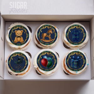 Puede incluir: Una taza de cerámica blanca con un asa negra y el texto "But First, Coffee" en un estilo manuscrito. La taza está sobre una superficie blanca. La taza mide aproximadamente 10 cm de alto.