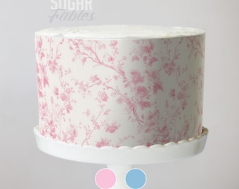 Envoltura para pastel con rosas trepadoras, imagen floral rosa comestible, toile francés, lámina de glaseado azul polvoriento, estilo shabby chic, estilo cottagecore romántico, para bodas en el jardín