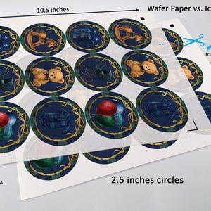 Puede incluir: Una hoja de papel de oblea con c&iacute;rculos de 6,35 cm con varios dise&ntilde;os, incluyendo osos de peluche y globos, sobre un fondo azul marino con detalles dorados. La hoja mide 26,67 cm por 21,59 cm. El texto en la imagen dice "Wafer Paper vs. Icing sheet".