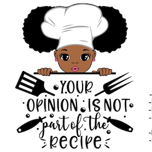 Puede incluir: Ilustración en blanco y negro de un joven chef con afro que lleva un gorro de cocinero blanco. El chef está mirando por encima de un mostrador con una espátula y un tenedor a cada lado. El texto "YOUR OPINION IS NOT part of the RECIPE" está debajo del chef.