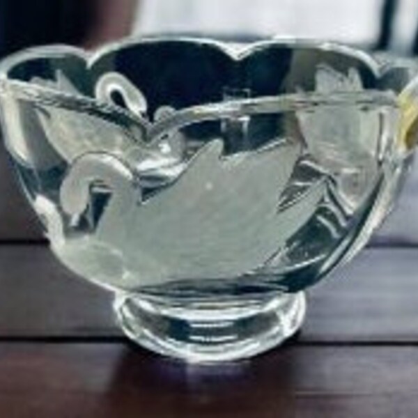 Vintage 24% Lead Crystal Frosted Swan Round Bowl - Made In France 6"