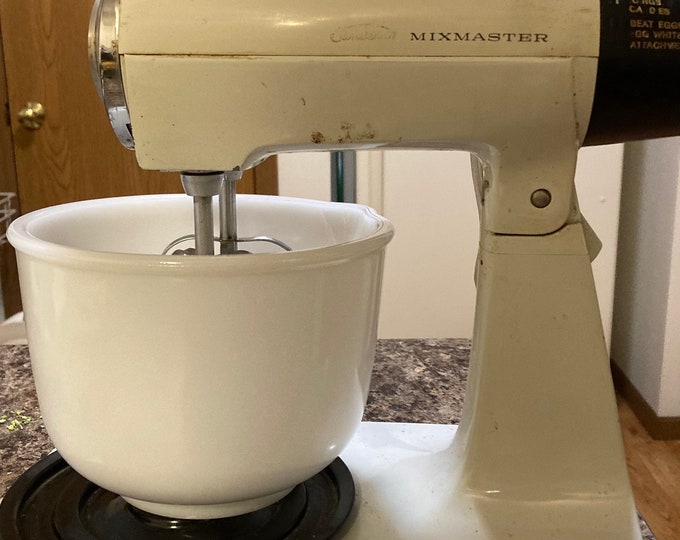 Vintage 1970's Sunbeam Mixmaster 12 Speed Counter Top Electric Mixer