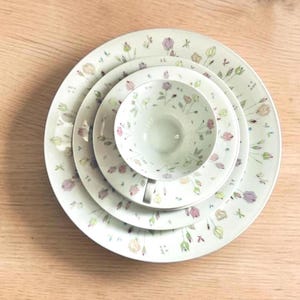 Zestaw obiadowy Heinrich & Co. Selb Bavaria Imperial – wzór 17577 – delikatna, wielobarwna porcelana z motywem kwiatowym – wyprodukowano w Niemczech w latach 1940–1950