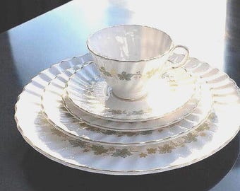 Royal Doulton Piedmont H-4967  42-Piece Dinnerware Set With Green and Gold Leaves Service for 8  Mid-Century Made in England
