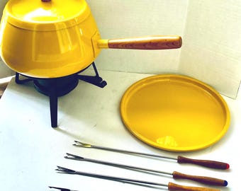 Vintage Mid Century Gelb Senf Metall Fondue Topf, Stövchen Set, Holzgriffe, hergestellt in Japan, Perfekt für Käse oder Schokolade, 1960er Jahre