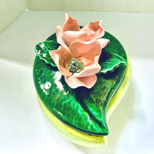 Piatto portaoggetti in ceramica California Pottery di Lora Aileen, fiori di magnolia rosa di Capodimonte e foglie verdi, piatto per caramelle, MCM Home Décor, prodotto negli Stati Uniti nel 1950