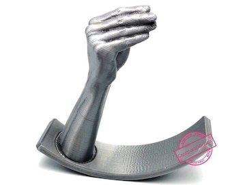Italian hand gesture balancing