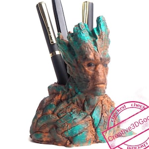 Puede incluir: Un portaplumas de resina que representa al personaje de Groot, un personaje verde y marrón de la película Guardianes de la Galaxia. El portaplumas es un organizador de escritorio para bolígrafos, lápices y otros artículos de oficina. El portaplumas es un gran regalo para los fans de la película.