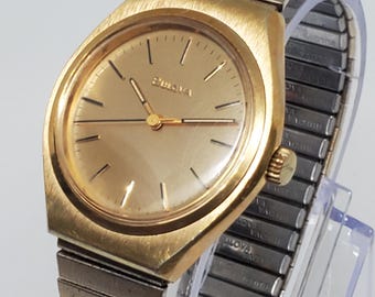 Vintage 1976 Bulova Quartz Digital Gold Tone Watch 35mm 