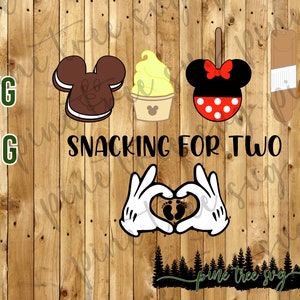 Op de afbeelding: Een digitaal ontwerp met een Mickey Mouse-hoofdkoekje, een Mickey Mouse-hoofd-ijsje, een Mickey Mouse-hoofdappel, een bruine chocoladestok en een paar Mickey Mouse-handen die een hart vormen met twee voetafdrukken erin. De tekst "Snacking for Two" staat onder de etenswaren.