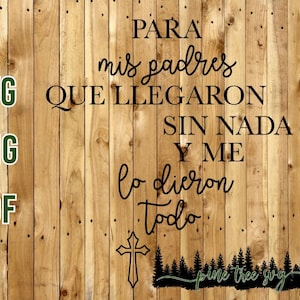 May include: Wooden background with the text "PARA mis padres QUE LLEGARON SIN NADA Y ME lo dieron Todo." Includes SVG, PNG, and PDF file type options. Features a cross and pine tree graphic.