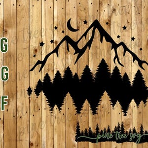 Puede incluir: Silueta negra de una cordillera con una luna creciente y estrellas, sobre un bosque de pinos. La imagen incluye el texto "SVG", "PNG" y "PDF" en verde, junto con "pine tree svg" en una fuente cursiva.
