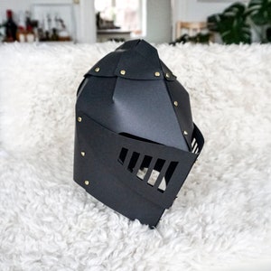 El Caballero Negro: haz tu propio casco de papel con esta plantilla de descarga instantánea