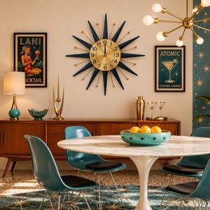 Pode incluir: Um relógio de parede em forma de estrela com um centro dourado e pontas radiantes azul-escuras. O mostrador apresenta algarismos pretos de 1 a 12. O design é simétrico, com raios dourados finos alternando entre as pontas maiores azul-escuras.