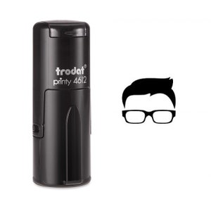 Junge trägt Brille selbst Tinte Stempel