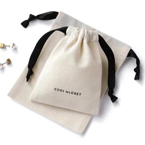 Pochette en toile 100 % coton recyclable le plus vendue avec logo personnalisé pour emballage de vêtements avec sac à poussière avec double ficelle