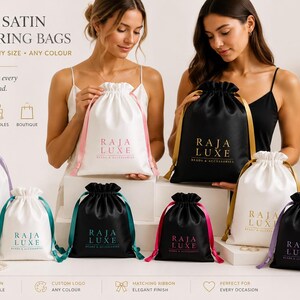 Pode incluir: Uma coleção de sacos de cetim de luxo com cordão em vários tamanhos e cores, incluindo branco e preto, com o texto impresso RAJA LUXE. Cada saco tem um fecho de fita a condizer. Uma lista de tamanhos disponíveis de 2x3 a 14x16 polegadas é apresentada à direita.