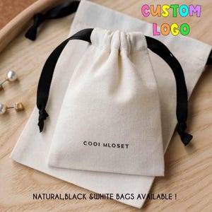 Lot de 50 pochettes d'emballage de bijoux personnalisées en toile de coton, logo personnalisé avec pochette en ruban, petite pochette chic, emballage de bijoux