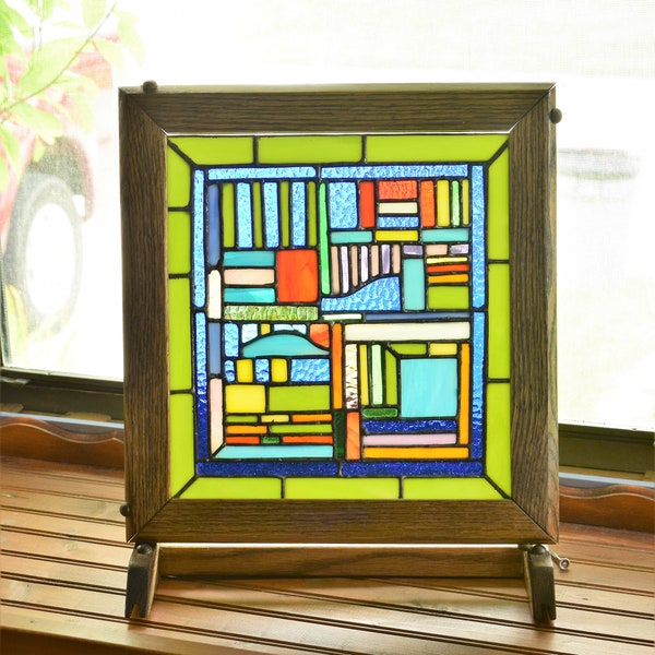 GLAS-IN-LOOD PANEEL gemonteerd in massief eiken frame en bijpassende tafelbladstandaard.
