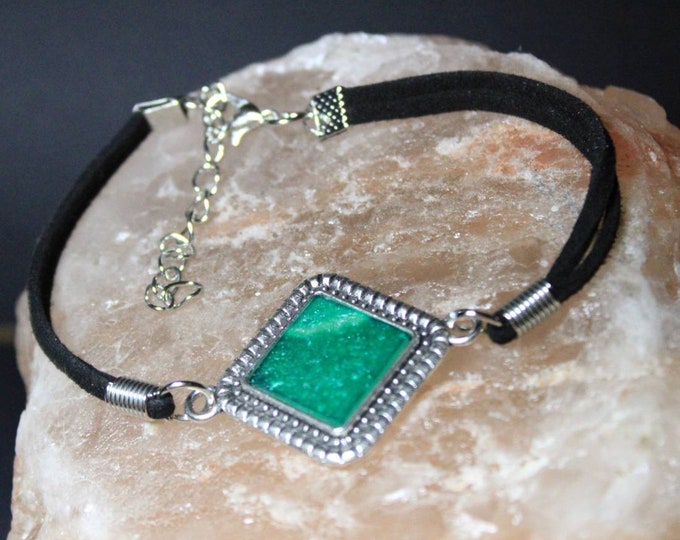 Gorgeous Emerald Green Color Bracelet