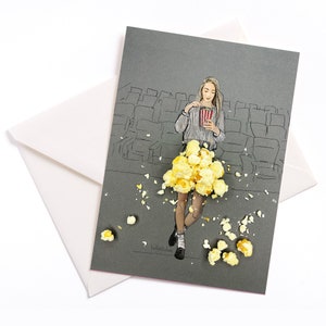 Carte illustrée faite à la main "Cinéma" - avec noyau de couleur et enveloppe, carte d'occasion, invitation, bon, pop-corn, cinéma