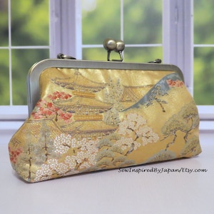 Cartera de mano dorada con diseño de templo japonés Obi y pagoda